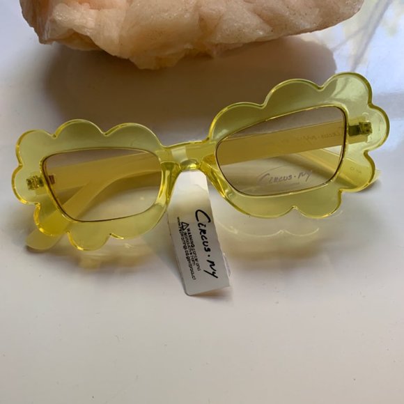 Circus NY  Clear Yellow scalloped ( flowered shaped)  sunglasses - Picture 1 of 8